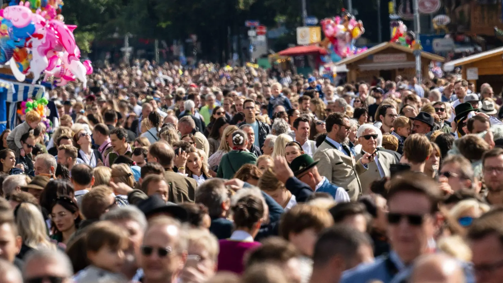 Tausende Menschen drängen sich über das Oktoberfestgelände in München. (Foto: Peter Kneffel/dpa)