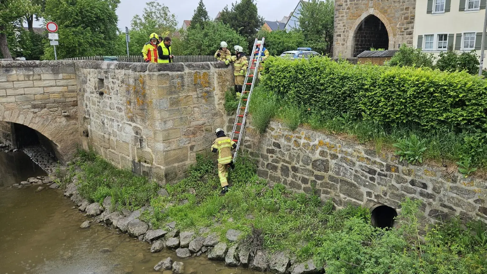 Unter anderem am Herrieder Storchenturm wurde die verunreinigende Flüssigkeit in der Altmühl festgestellt. (Foto: Wolfgang Grebenhof)