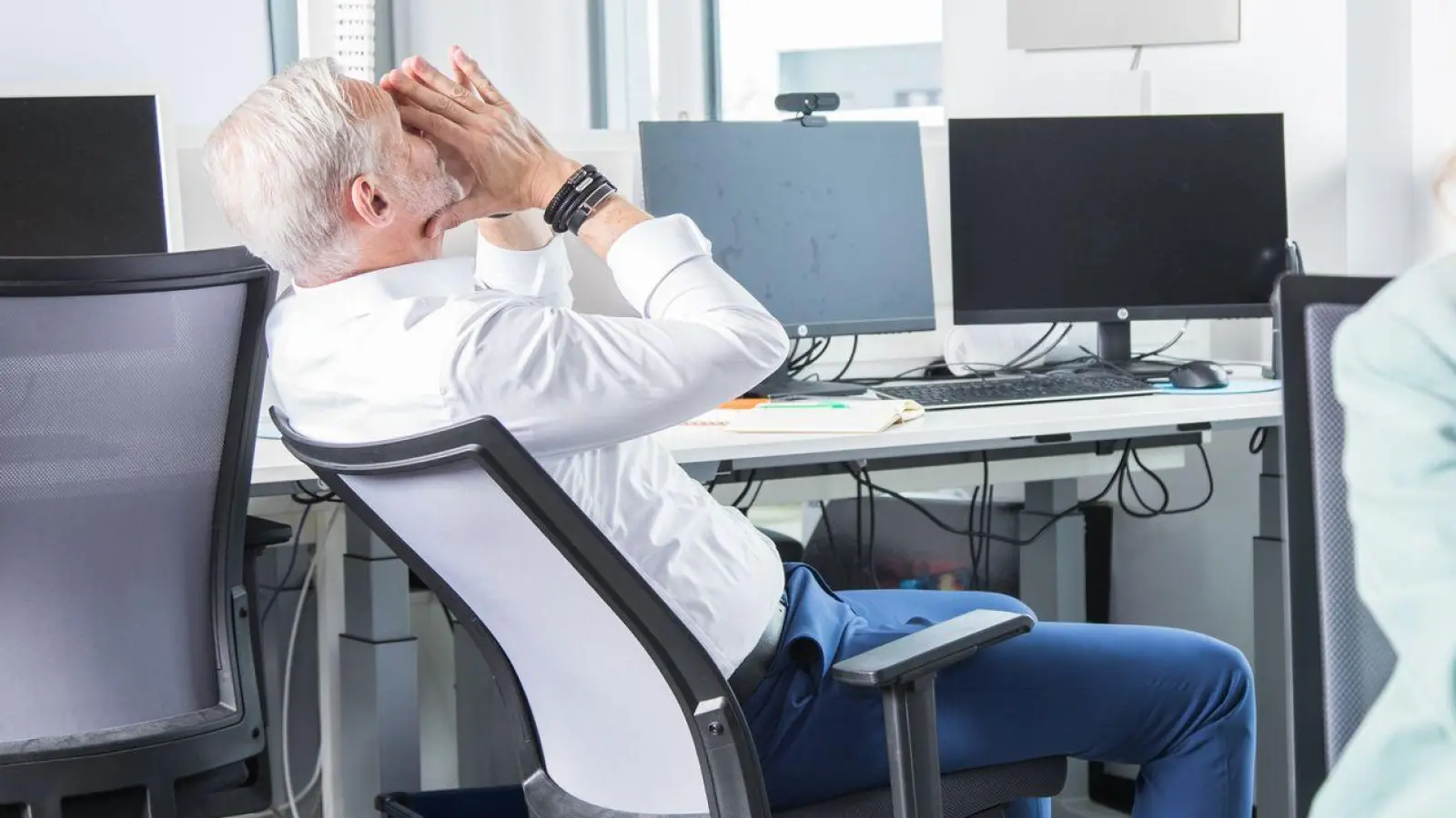 Wenn alles gleichzeitig rein prasselt: Kleine Rituale oder sogar Selbstgespräche können helfen, den Stress im Job zu sortieren. (Foto: Christin Klose/dpa Themendienst/dpa-tmn)