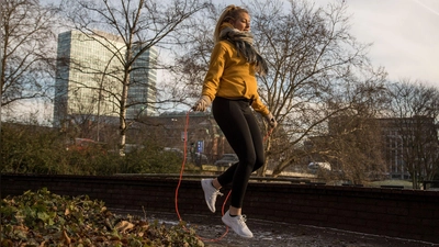 Sprung zurück in die Kindheit - Seilspringen weckt nicht nur nostalgische Gefühle, es hält einen auch fit. (Foto: Christin Klose/dpa-tmn)