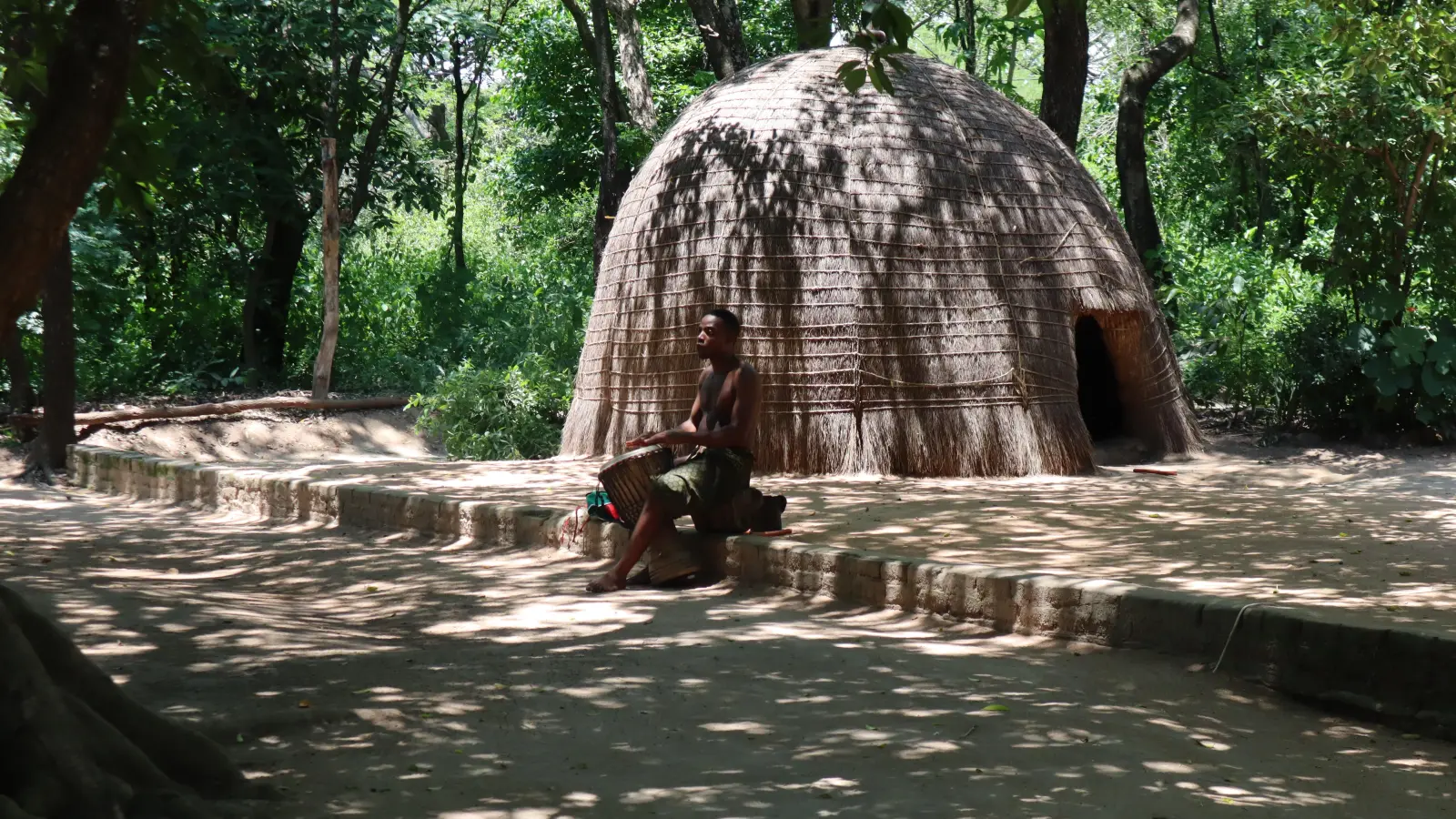 Eine typische Rundhütte der Swasi. (Foto: Gudrun Bayer)