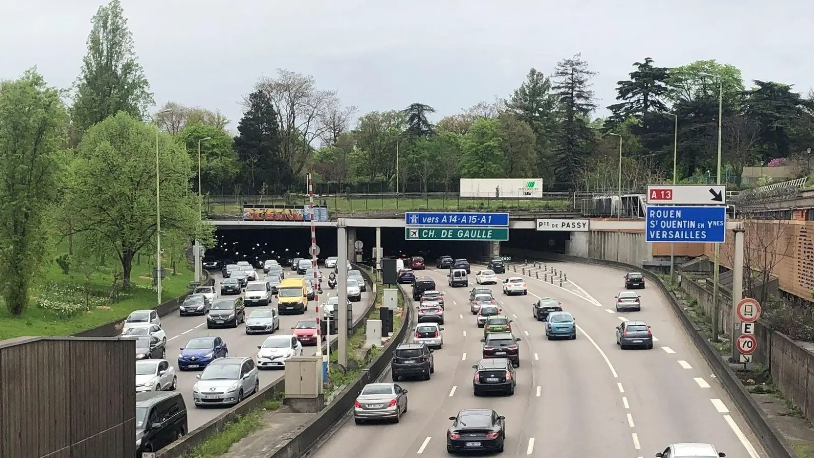 Eine Spur der Périphérique wird im Berufsverkehr für Fahrgemeinschaften, Taxis und Busse reserviert (Archivbild). (Foto: Michael Evers/dpa)