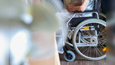 Eine Pflegeeinrichtung im Allgäu darf nun Kranke mit einem besonders hohen Pflegebedarf nicht mehr betreuen. (Symbolbild) (Foto: Christoph Reichwein/dpa)