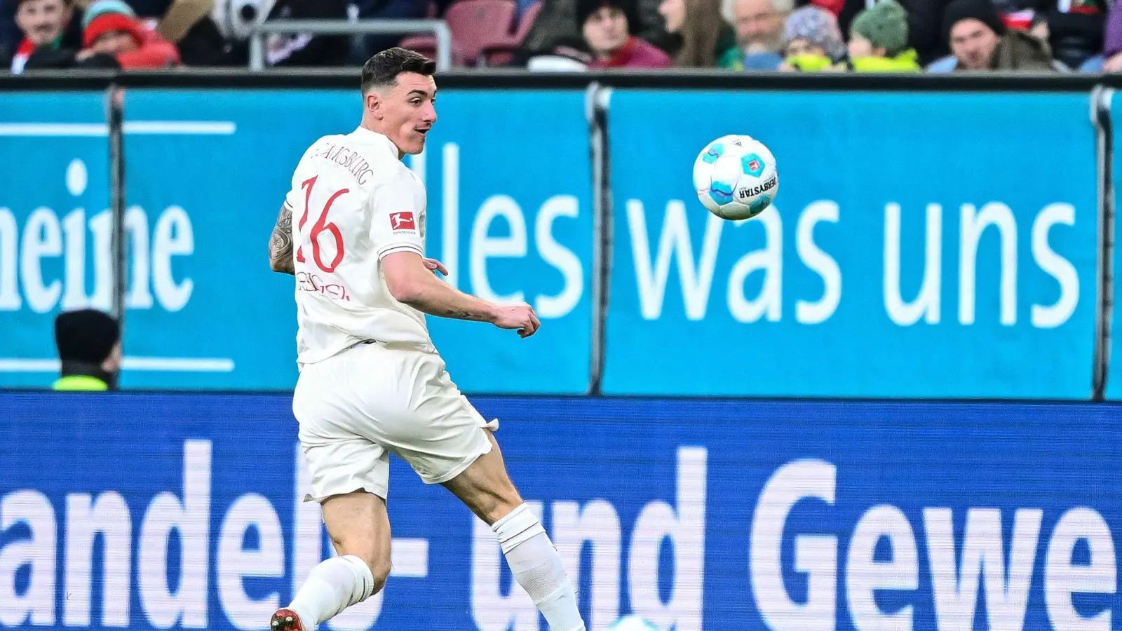 Cédric Zesiger bleibt bis 2029 beim FC Augsburg. (Foto: Harry Langer/dpa)