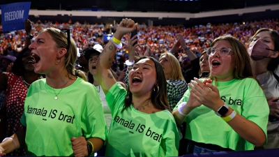 Unterstützerinnen der US-Präsidentschaftskandidatin Kamala Harris jubeln in neongrünen T-Shirts mit der Aufschrift „Kamala is brat“ während einer Wahlkampfveranstaltung. „Brat“ (übersetzt: Göre) war ein In-Wort dieses Sommers. (Archivbild) (Foto: Yalonda M. James/San Francisco Chronicle/AP/dpa)