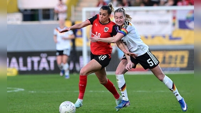 DFB-Kapitänin Janina Minge (r) weiß sich nur mit einer Notbremse gegen Julia Hickelsberger zu helfen.  (Foto: Expa/ Reinhard Eisenbauer/APA/dpa)
