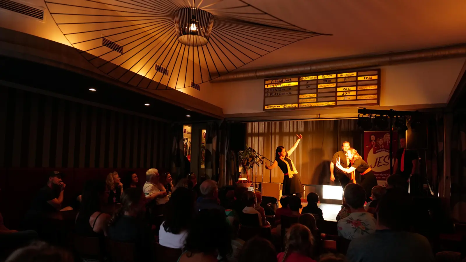 Macht in der Kneipe der „Kammer” lustiges Kindertheater: die Gruppe Volle Möhre. (Foto: Simon Rosenbauer)