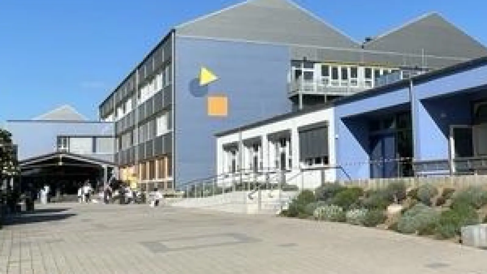 Der Eingang zur offenen Ganztagsschule in Uffenheim war kurzzeitig wegen eines Einbruchs mit rot-weißem Flatterband gesperrt. (Foto: Gerhard Krämer)