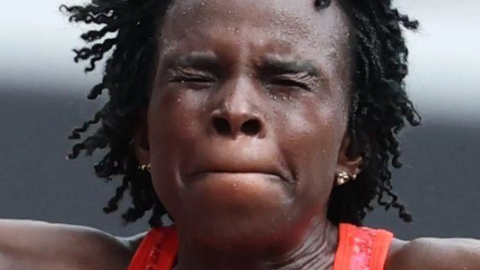 Leichtathletik Weltmeisterschaft in Tokio -  Peres Jepchirchir aus Kenia jubelt nach dem Sieg im Marathon (Foto: Oliver Weiken/dpa)