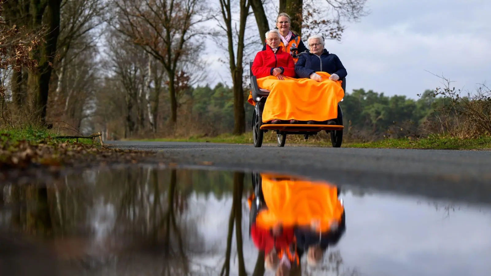 „Radeln ohne Alter“ ist eine Initiative, um älteren Menschen den Genuss des Fahrradfahrens zu ermöglichen. (Foto: Philipp Schulze/dpa)