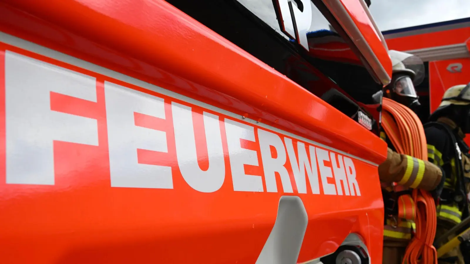 Als der Mann die Werkstatt verlässt, ist die Feuerwehr bereits da. (Symbolbild) (Foto: Bernd Weißbrod/dpa)