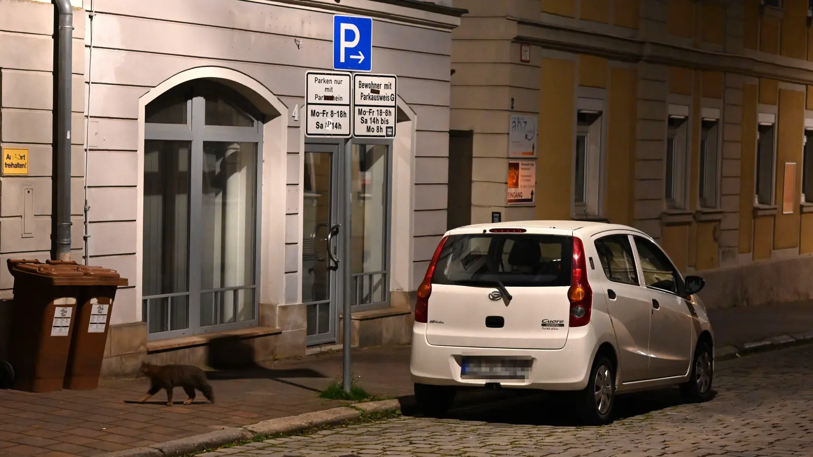 Auf diesem Gehweg in der Ansbacher Karolinenstraße wurde der 42-Jährige von drei Männern angegriffen und schwer verletzt. (Foto: Manfred Blendinger)