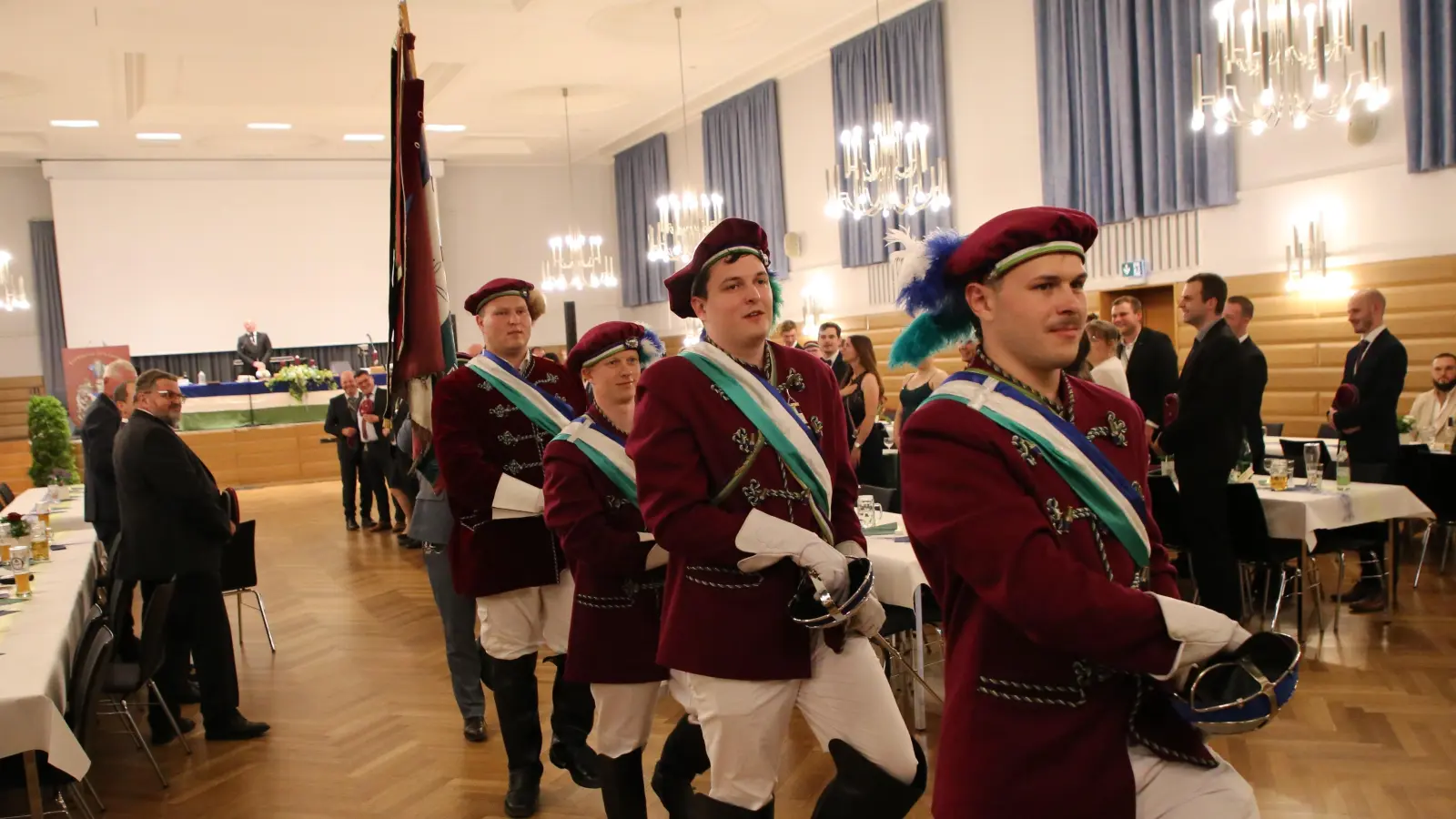 Das Foto zeigt den Festkommers der Landsmannschaft Frankonia in der alten Reithalle in Triesdorf, in dessen Rahmen Georg Müller, Geschäftsbereichsleiter strategische Warenwirtschaft bei der Privatmolkerei Bechtel, die Hochschule kritisierte.  (Foto: Alexander Biernoth)