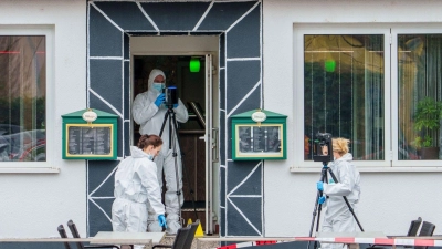 Fahnder sichern Spuren. (Foto: Andreas Arnold/dpa)