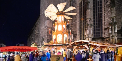 Vom 27. November bis zum 23. Dezember lädt der Weihnachtsmarkt wieder zum Verweilen ein. Auf Besucherinnen und Besucher warten bewährte Programmpunkte wie die Pyramide am Martin-Luther-Platz sowie auch Neuerungen. (Archivbild: Jim Albright)