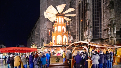 Vom 27. November bis zum 23. Dezember lädt der Weihnachtsmarkt wieder zum Verweilen ein. Auf Besucherinnen und Besucher warten bewährte Programmpunkte wie die Pyramide am Martin-Luther-Platz sowie auch Neuerungen. (Archivbild: Jim Albright)