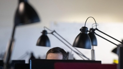 Alle warten: Hängt das IT-System, müssen Beschäftigte oft ihre Arbeit pausieren. Auf ihre Arbeitszeit hat das in der Regel keinen Einfluss. (Foto: Sebastian Gollnow/dpa/dpa-tmn)