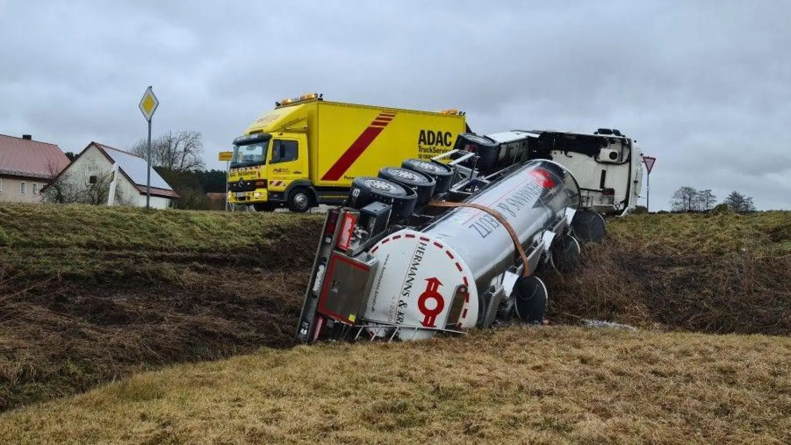 Ein Milchlaster ist bei Schlauersbach umgestürzt (Foto: Stefan Neidl)