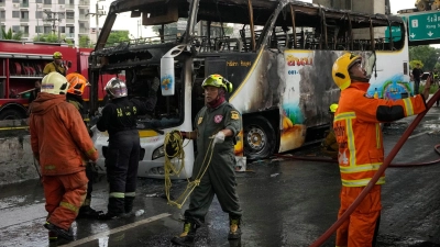 Der Bus brannte lichterloh. (Foto: Sakchai Lalit/AP)