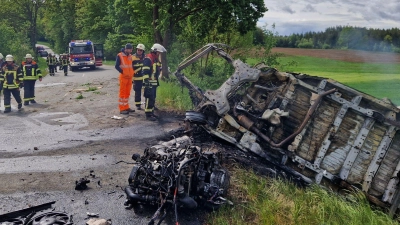 Der Kleintransporter brannte vollständig aus. (Foto: -/Kreisbrandinspektion Cham/dpa)