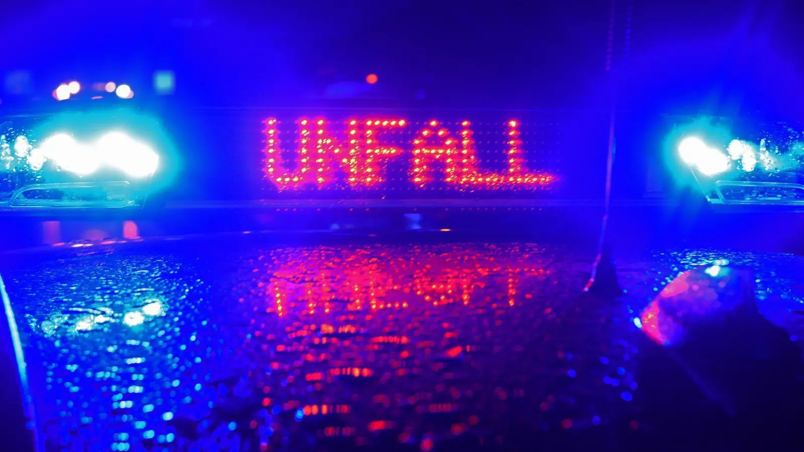 In Nittenau im Landkreis Schwandorf trifft eine Polizeistreife bei zwei Unfällen an einem Morgen auf denselben Autofahrer. (Symbolbild)  (Foto: Stefan Puchner/dpa)