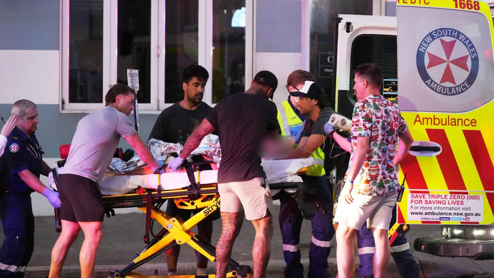 Die Behörden gehen bei der Tat vom Sonntag von einem antisemitischen Terroranschlag aus. (Foto: Mark Baker/AP/dpa)