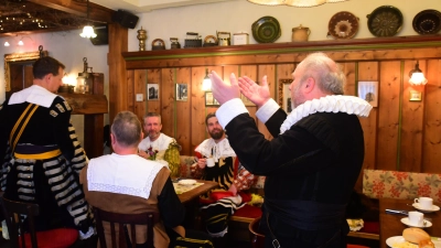 Die Spielgruppe Reihs beim Frühstück im Reichsküchenmeister: Ralf Herrmann als Bezold freut sich „aufs Ratschen“. (Foto: Irmeli Pohl)