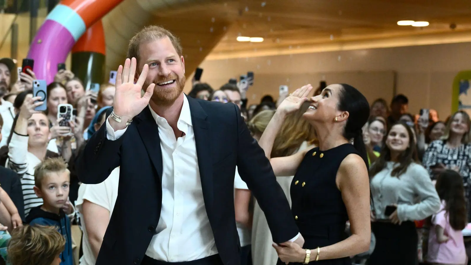 In der Nacht meldeten britische Medien die bevorstehende Heimkehr von Harry und Meghan. (Archivbild) (Foto: Joel Carrett/AAP/dpa)