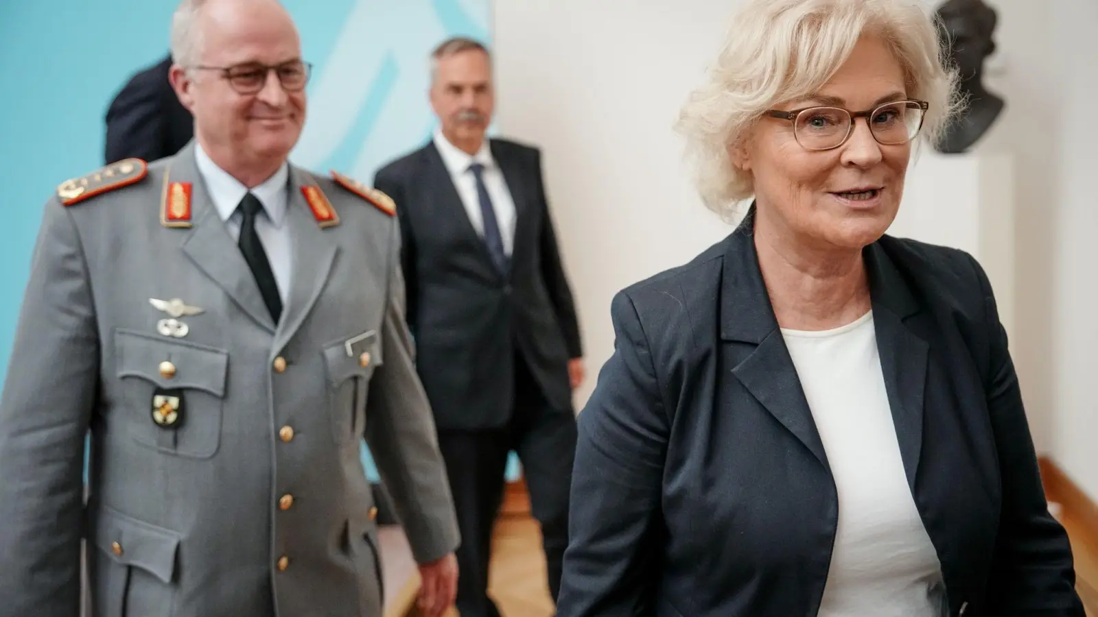 Verteidigungsministerin Christine Lambrecht traf sich in Berlin mit Generalinspekteur  Eberhard Zorn (l) sowie den Chefs von  Krauss-Maffei Wegmann und Rheinmetall, um die Zukunft des Schützenpanzers Puma zu erörtern. (Foto: Kay Nietfeld/dpa)