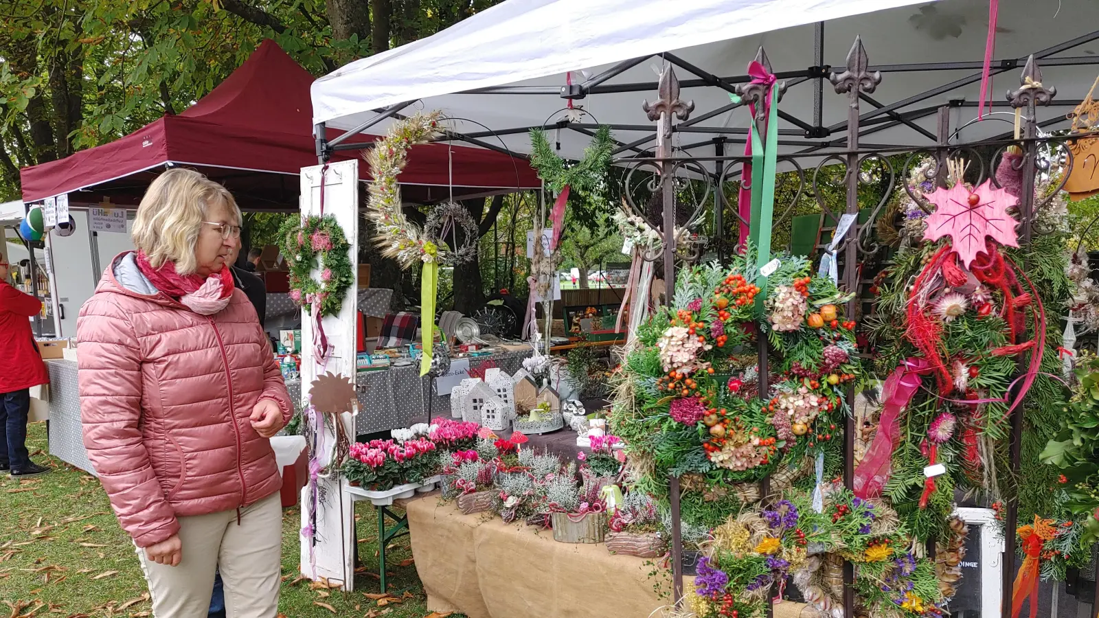 Führungen, Marktstände und kulinarische Genüsse: Der Burgbernheimer Streuobsttag ist in der Region eine beliebte Großveranstaltung.  (Foto: Katrin Merklein)