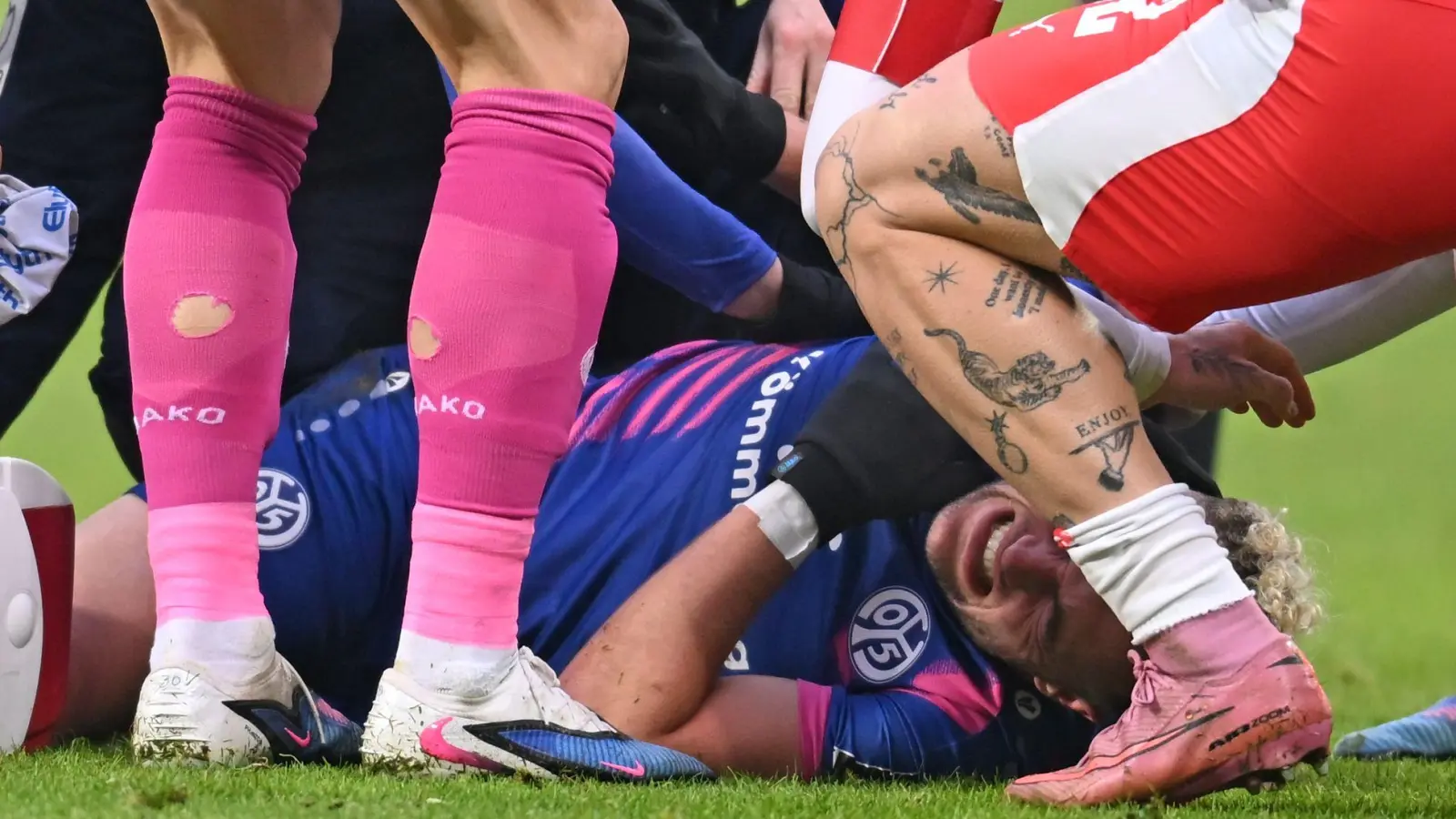 Benedict Hollerbach verletzt sich ohne Einwirkung des Gegners. (Foto: Jennifer Brückner/dpa)