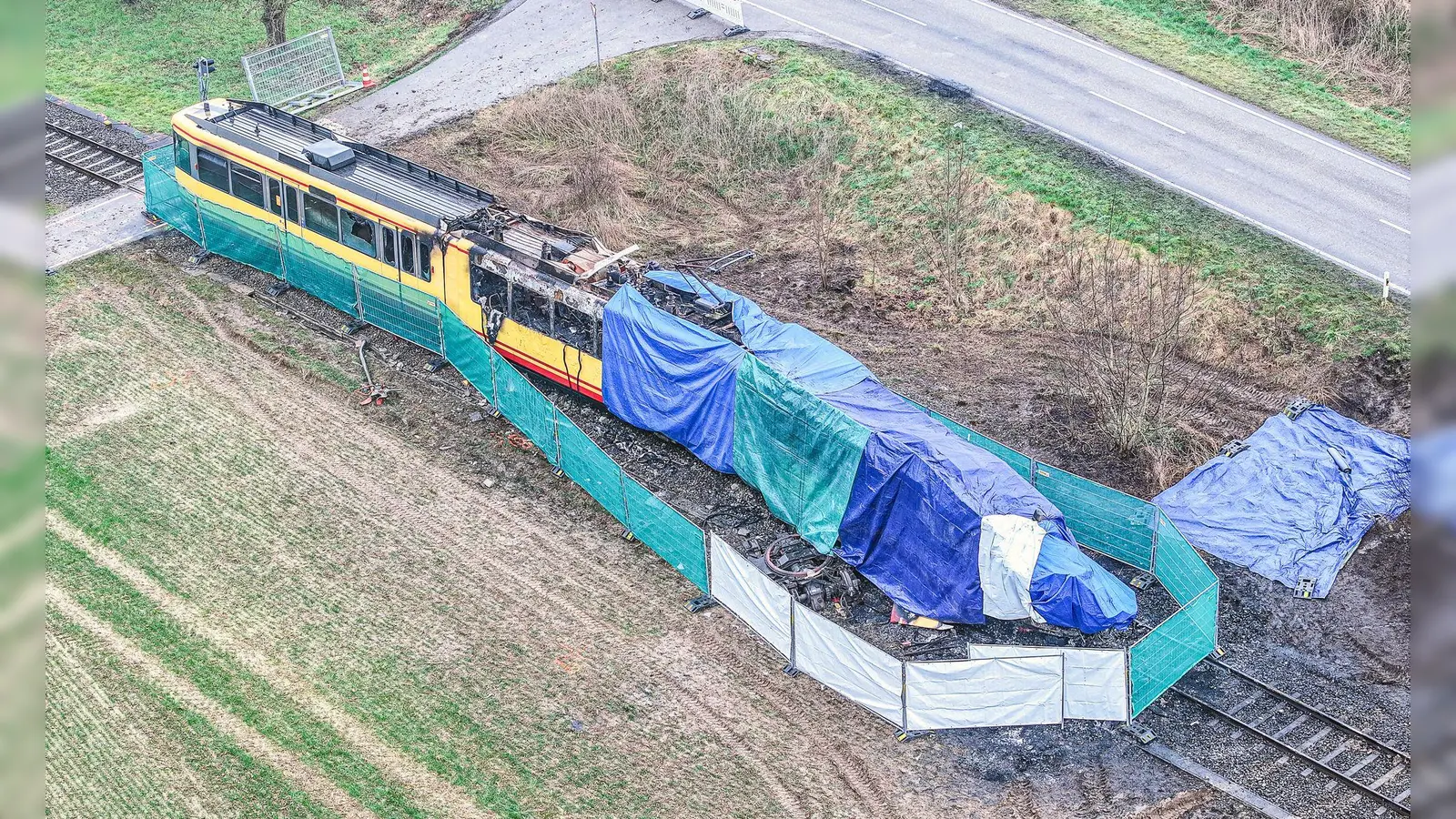 Die Stadtbahn soll in Einzelteilen abtransportiert werden.  (Foto: Jason Tschepljakow/dpa)