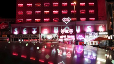 Die Reeperbahn bei Nacht zu erkunden, gehört für viele zu einem Hamburg-Besuch dazu. (Foto: Christian Charisius/dpa)