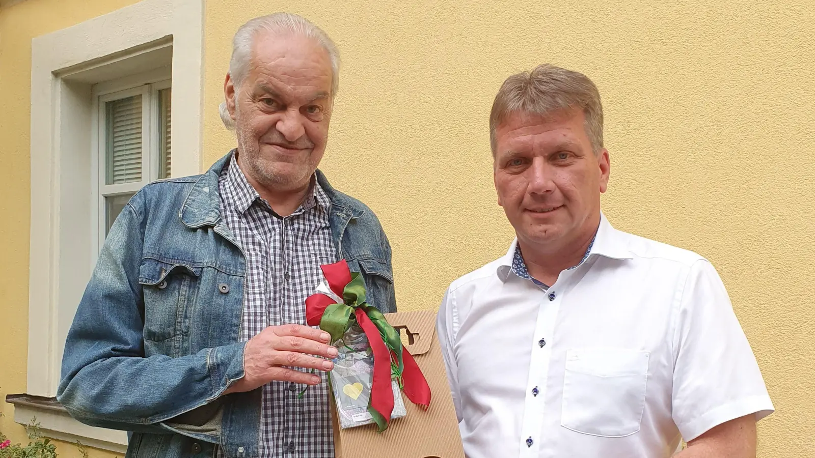Matthias Schwarz (rechts) überreichte Dietmar Leberecht ein Präsent zum Abschied aus dem Stadtrat. (Foto: Anna Franck)