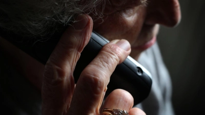 Das Ehepaar übergab mehrere zehntausend Euro in bar an die Betrüger. (Symbolbild) (Foto: Karl-Josef Hildenbrand/dpa)