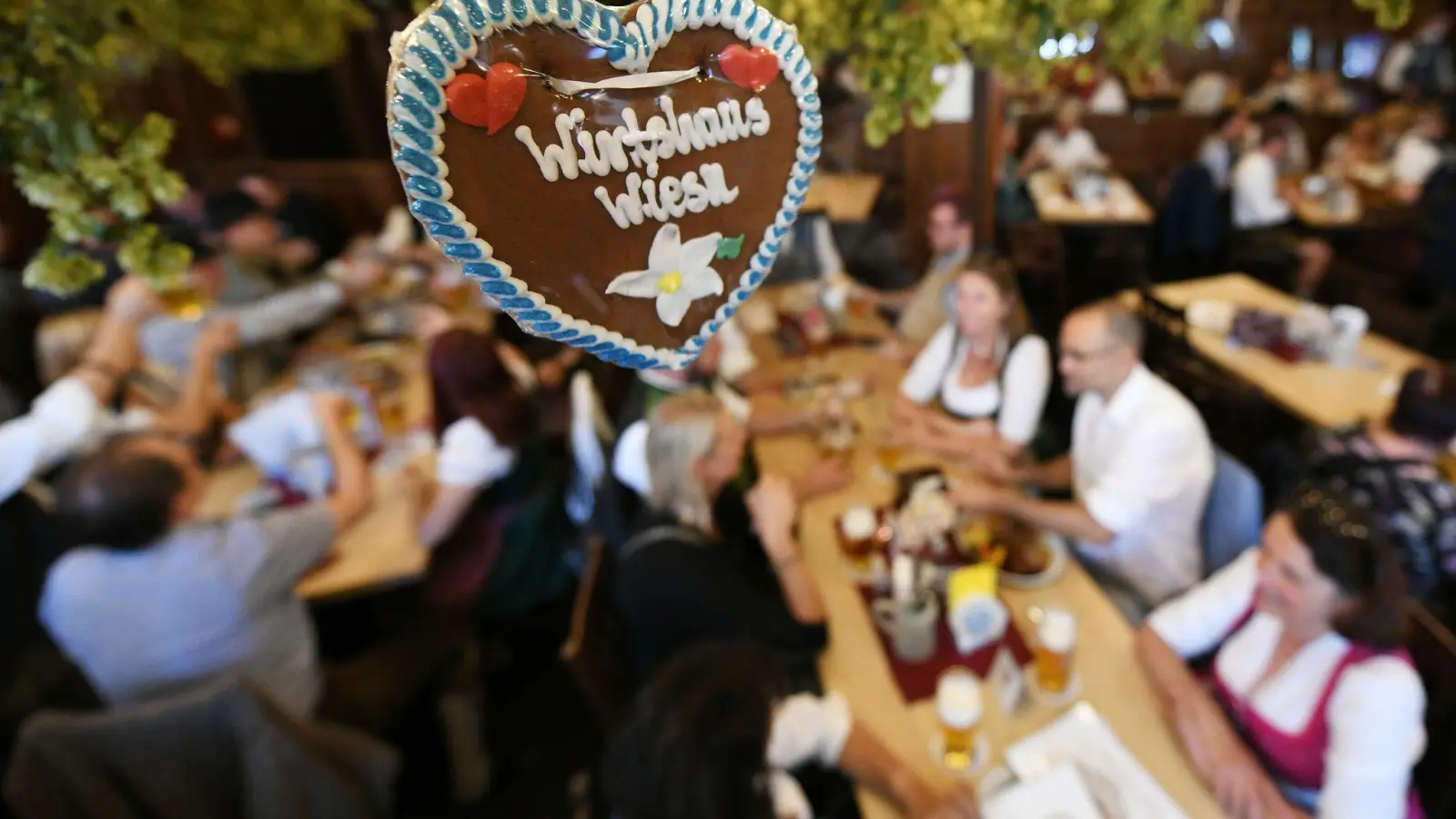 Fast wie im Festzelt: die Wirtshaus-Wiesn. (Archivbild) (Foto: Angelika Warmuth/dpa)