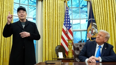 Das Programm, mit dem Trump (r) und Musk (l) Zehntausende Staatsdiener loswerden wollen, hat eine wichtige juristische Hürde genommen.  (Foto: Alex Brandon/AP/dpa)