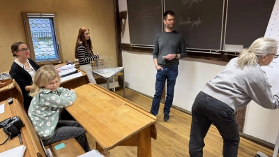 Im Kinderzech-Zeughaus wurden die Zugangszeiten für die Lore- und Biedermeierkinder ausgelost (von links): Notarin Dr. Anja Schrader, Zuschauerin Heidi Düsterer, Kinderlore Pia Lechner und der Vorstand der Kinderzeche, Philipp Kamm. Die Namen der Kinder notierte Martina Kotzschmar auf einer Flipchart-Tafel.  (Foto: Uwe Hahn)