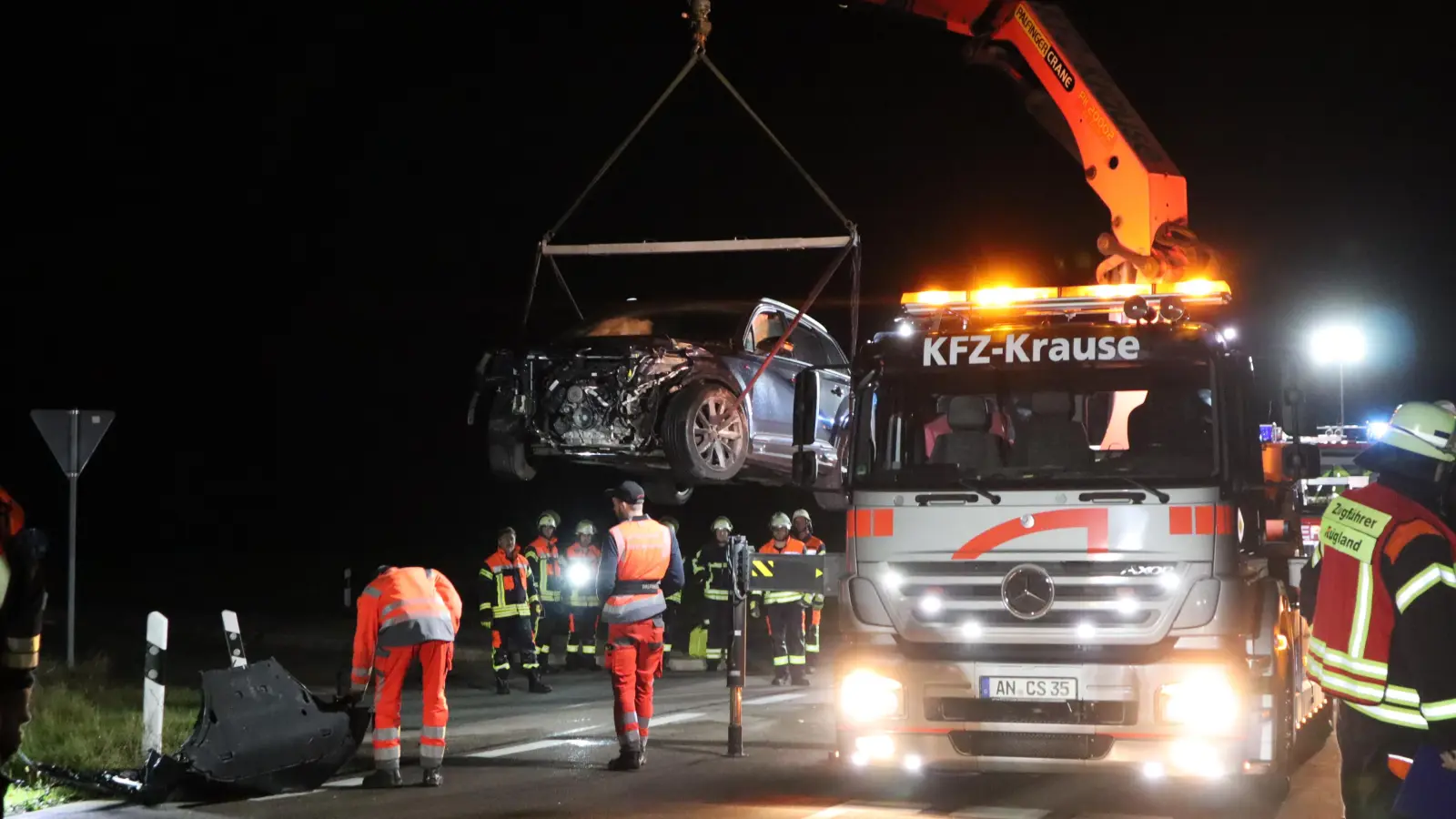 Mit einem Kran musste es auf den Abschleppwagen gehievt werden. (Foto: Gudrun Bayer)