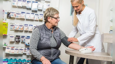Alle, denen ein blutdrucksenkendes Medikament verschrieben wurde, haben alle zwölf Monate Anspruch auf eine kostenlose Blutdruckmessung in der Apotheke. (Foto: Benjamin Nolte/dpa-tmn)