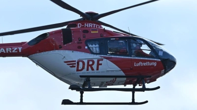 Der Rettungshubschrauber flog zu dem Unfallort. (Symbolbild) (Foto: Elisa Schu/dpa)