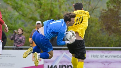 Augen zu und zupacken: Torhüter Philipp Kunder (Segringen/Dinkelsbühl) klärt hier gegen Losaurachs Noah Reuthlingshöfer. (Foto: Martin Rügner)