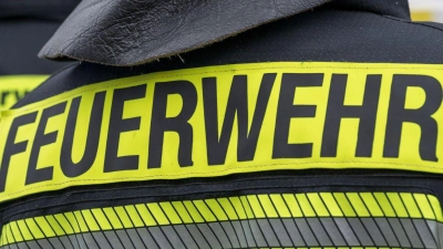 Die Feuerwehr war mit über 100 Einsatzkräften und rund 40 Fahrzeugen vor Ort. (Symbolbild) (Foto: Daniel Vogl/dpa)