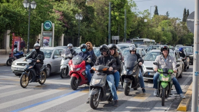 Besser mit Helm - sonst kann es in Griechenland teuer werden. (Foto: Socrates Baltagiannis/dpa)