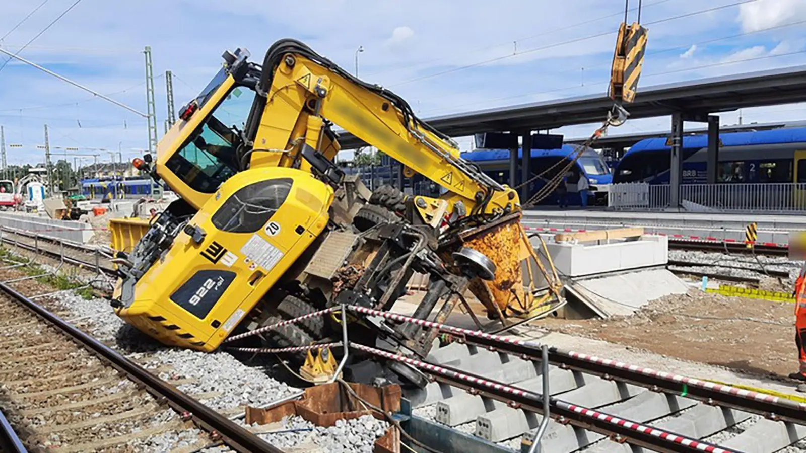 Der umgekippte Bagger verursachte Verspätungen auf der Bahnstrecke von München nach Salzburg. (Foto: -/Bundespolizei/dpa)