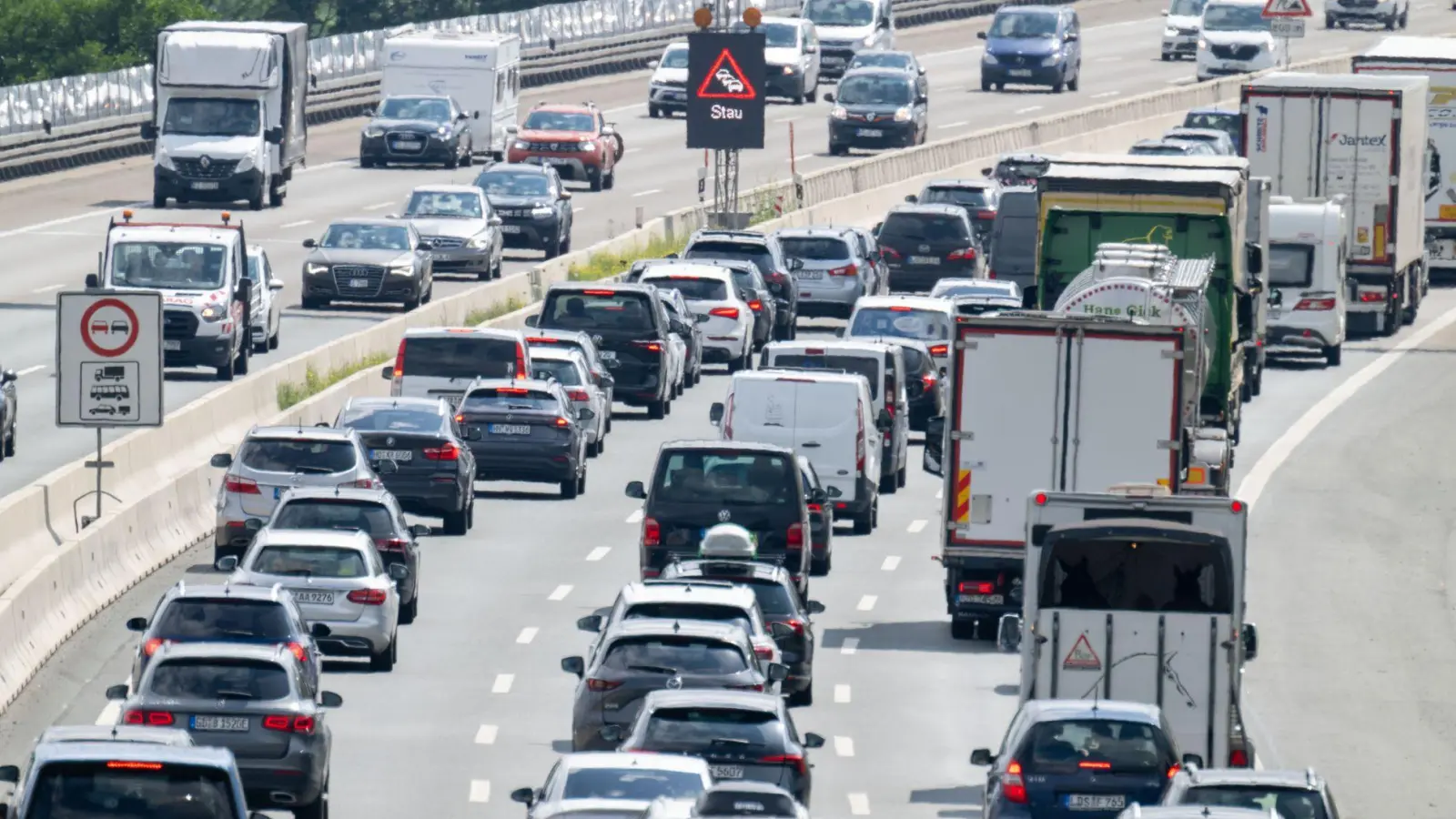 Am letzten Ferienwochenende drohen wieder Staus auf Bayerns Autobahnen. (Symbolbild) (Foto: Pia Bayer/dpa)