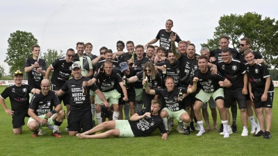 Meister der Kreisklasse 2: die SG Neuhof/Trautskirchen mit (oben, von links) Tobias Grünbaum, Mirco Oberländer, Marco Müllerke, Luis Scheuenstuhl, Betreuer Johannes Ruffershöfer, Ray Kirschbaum, Felix Mahlein, Manuel Thürauf, Florian Kaufmann, Hannes Enzner, Tom Knapp, Julian Zeilinger, Ebrahim Yekta, Joshua Prechtel, Betreuer Michael Dimmling, Klaus Thürauf, Matthias Kamberger, Benjamin Demir, (unten, von links) Timo Heubeck, Julian Scheuenstuhl, Co-Trainer Markus Popp, Markus Enzner, Felix Ströbel, Fabian Kummer, Betreuerin Lena Hahn, Niklas Hahn, Luca Bauer, Adonis Balogh, (ganz unten, von links) Leon Thürauf und Spielertrainer Sebastian Kamberger. (Foto: Martin Rügner)