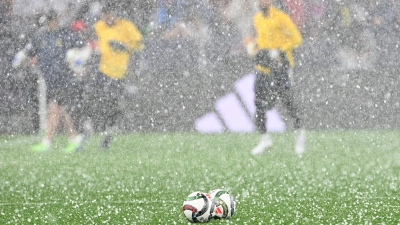Ein Unwetter beeinträchtigt das Nations-League-Halbfinale. (Foto: Federico Gambarini/dpa)
