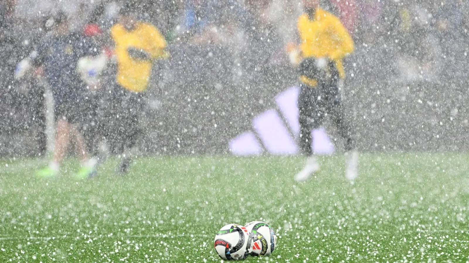 Ein Unwetter beeinträchtigt das Nations-League-Halbfinale. (Foto: Federico Gambarini/dpa)