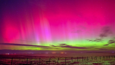 Polarlichter könnten auch in der Nacht zum Montag zu sehen sein. (Archivbild) (Foto: Markus Hibbeler/dpa)